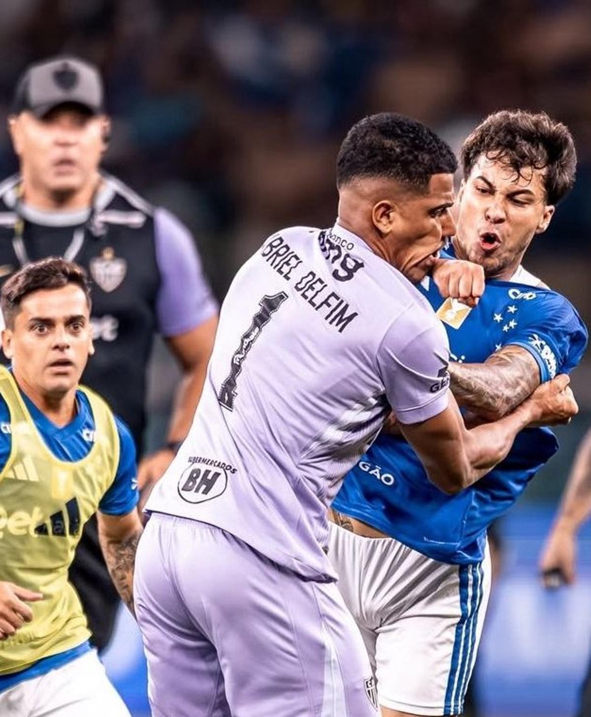 Kaio Jorge suelta un puñeazo a Gabriel Delfim, portero suplente del Atletico Mineiro.