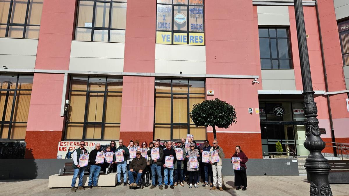 Participantes en la feria comercial de Mieres.