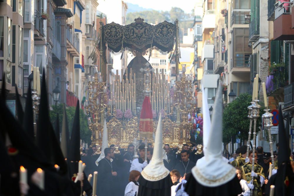 VIERNES SANTO. La Virgen de la Caridad baja por la calle Victoria.