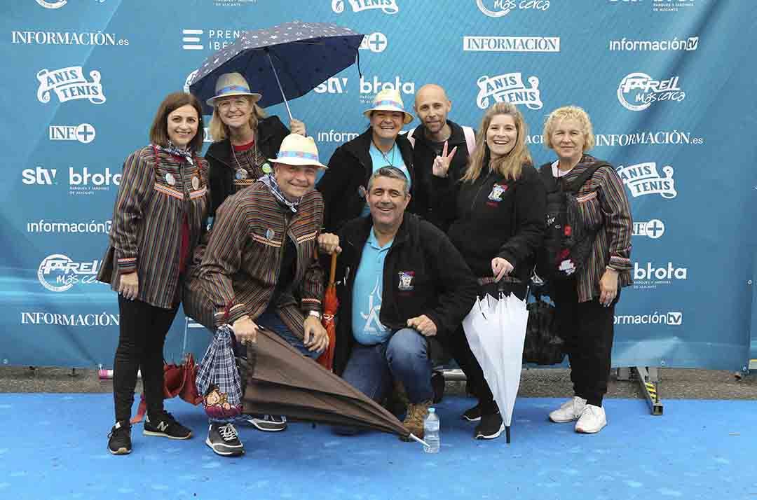 Santa Faz 2022: Numerosos participantes en la romería se fotografían en el photocall de Información