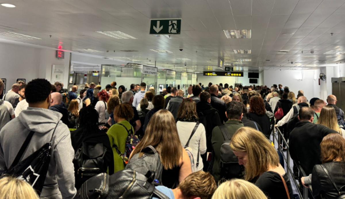 Aglomeración de pasajeros en la sala de control de pasaportes del aeropuerto Tenerife Sur.