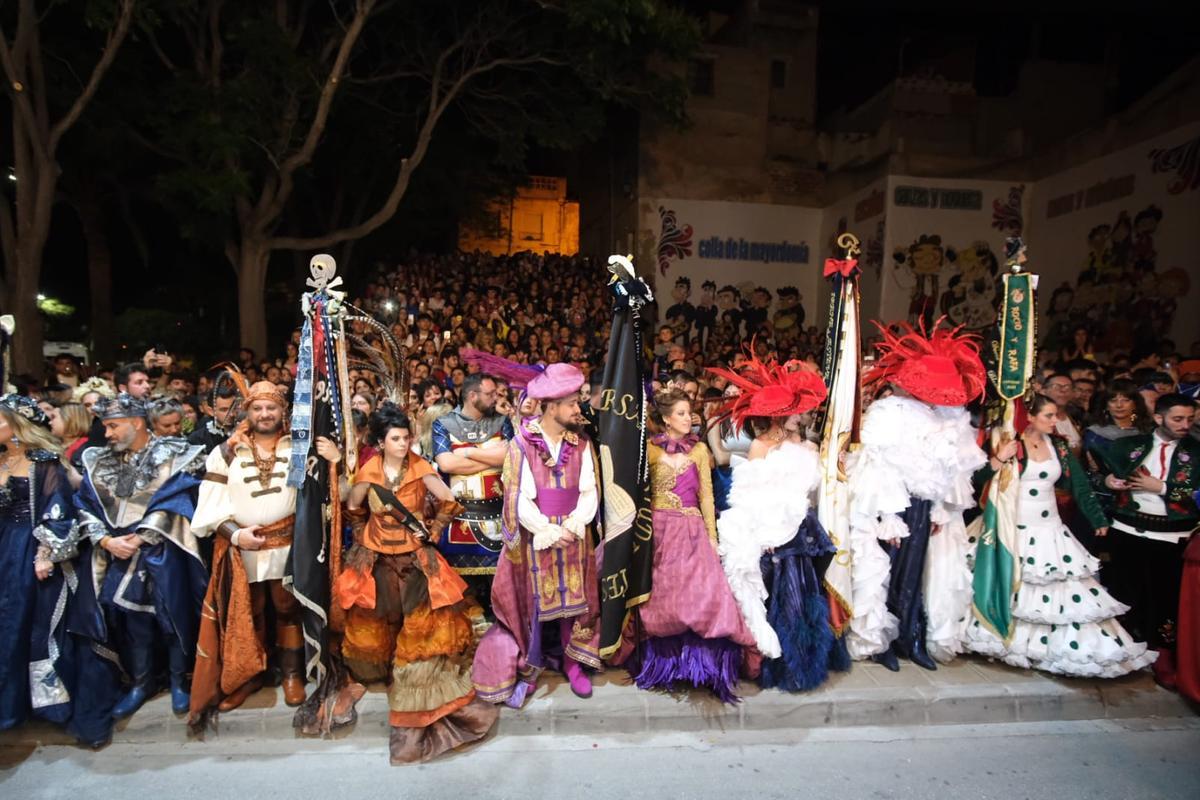 Las capitanías despidiéndose del patrón de las fiestas de Moros y Cristianos de Elda.