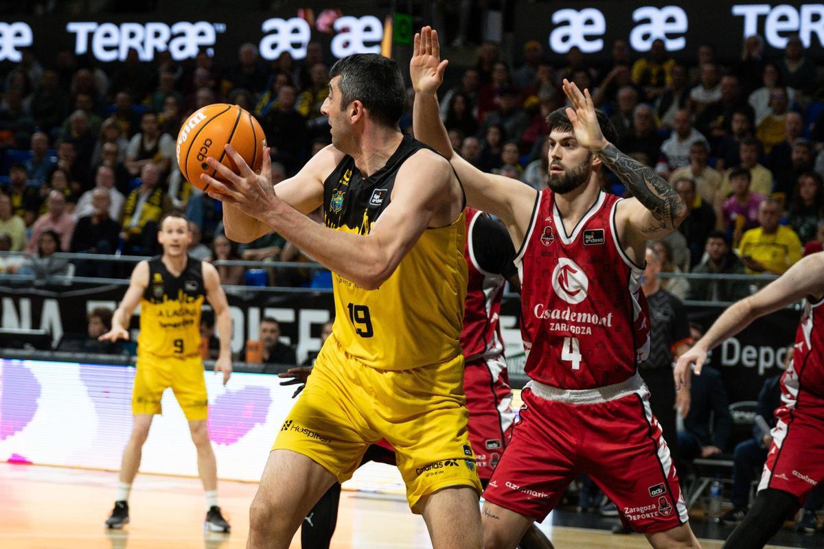 Giorgi Shermadini y Santi Yusta, en el partido La Laguna Tenerife-Casademont Zaragoza de la temporada pasada.