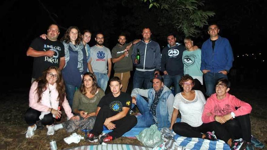 Un grupo de amigos en la alameda de Porcía.