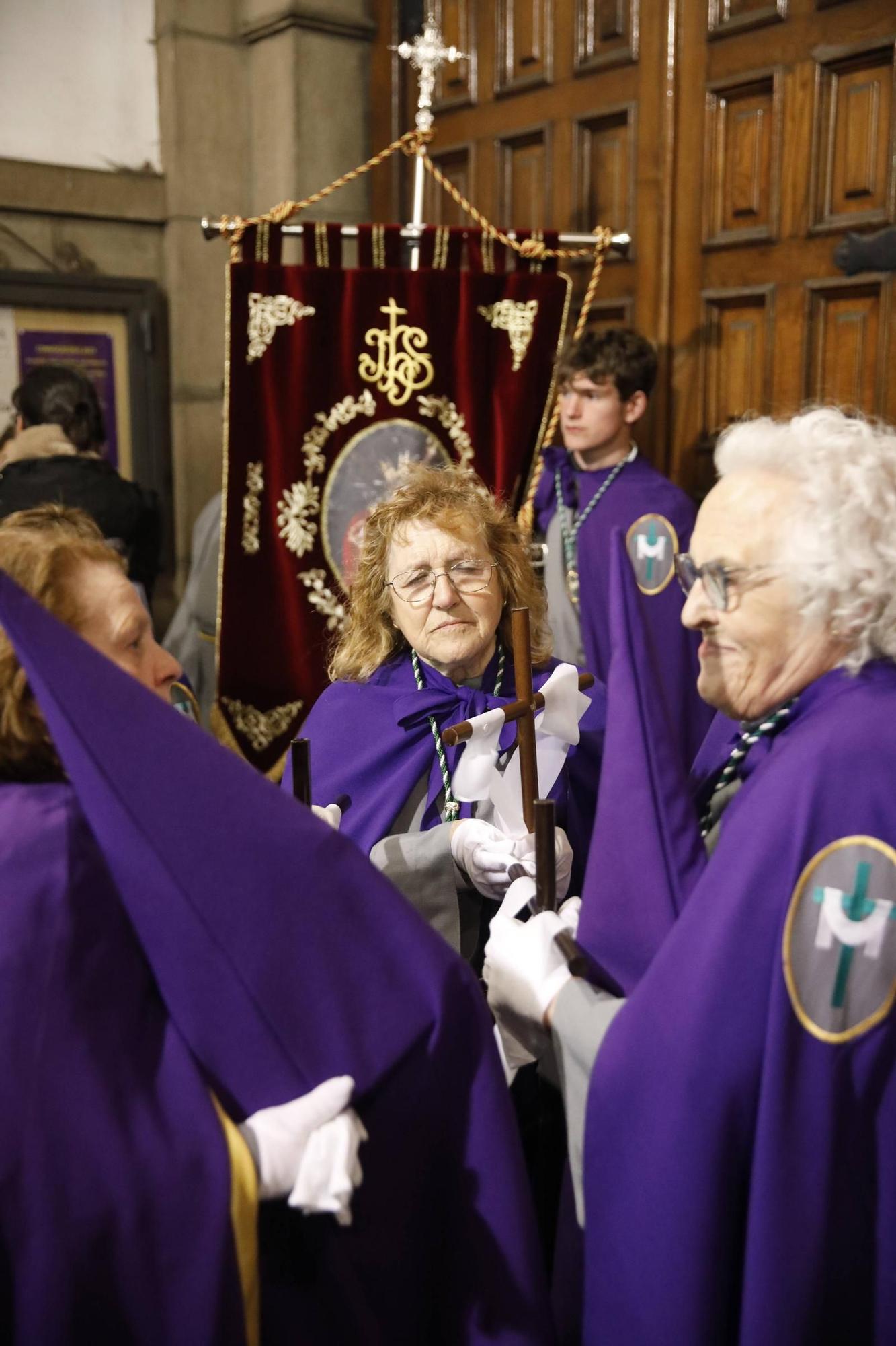 El mal tiempo obliga a suspender la procesión del Encuentro en Gijón