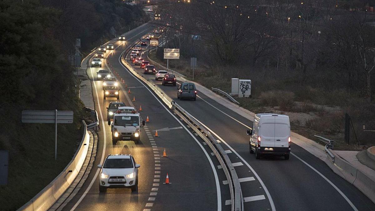 Trànsit intens,  ahir al vespre, a la C-55 als Comtals, amb el carril ràpid anul·lat