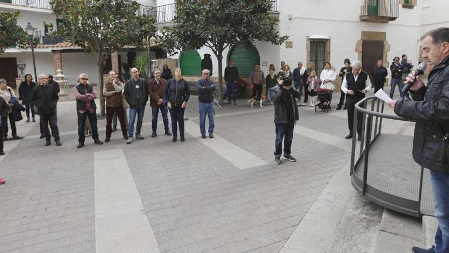 Mig centenar de persones protesten a Tossa per la consulta del port suspesa