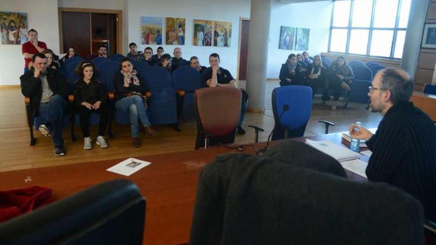 Odilo Barreiro, en la reunión con los hosteleros en el Concello de Moaña. // Gonzalo N.