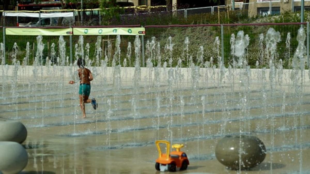 Nueva zona de juegos de agua en el parque de las Casernes de Sant Andreu.