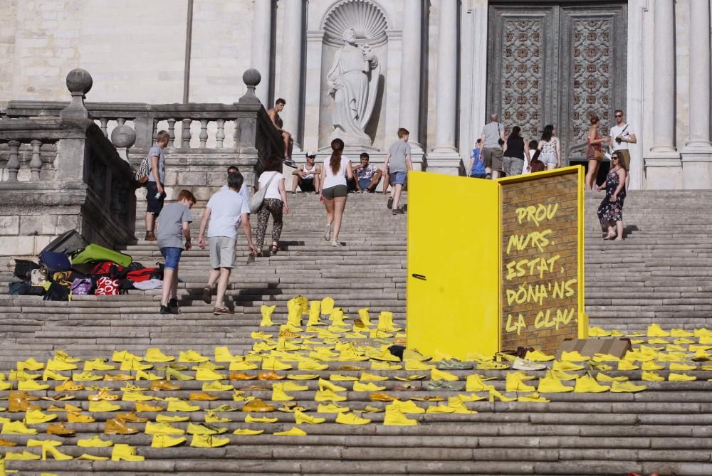 Art davant de la catedral de Girona en suport dels refugiats