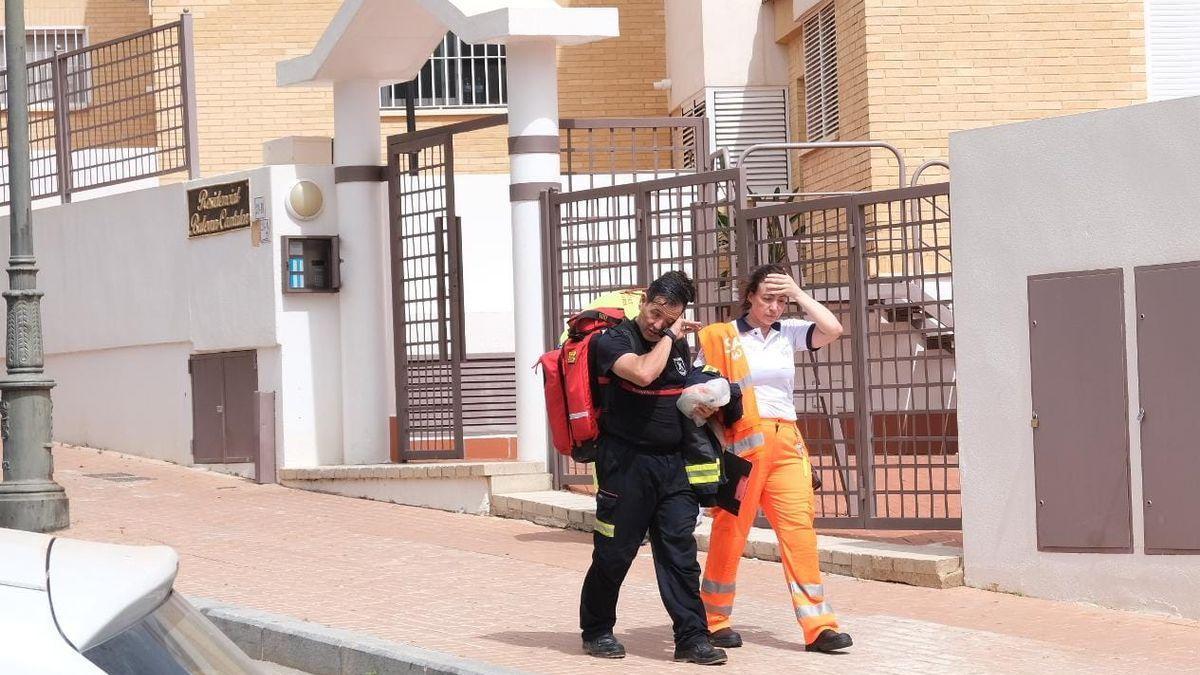 Un bombero y una sanitaria salen de la urbanización tras confirmarse el fallecimiento del niño.