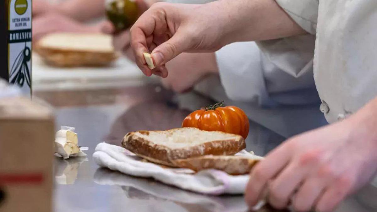 Demostración de cómo se elabora el pan con tomate en un taller organizado por Prodeca en Estados Unidos.