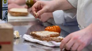 Demostración de cómo se elabora el pan con tomate en un taller organizado por Prodeca en Estados Unidos.
