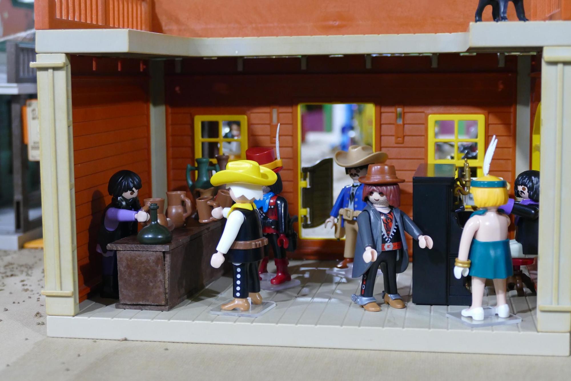 Centenars de clicks de Playmobil ocupen el Casino Menestral Figuerenc