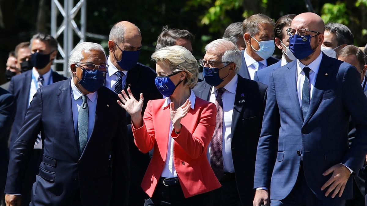 La presidenta de la CE, Ursula von der Leyen, y otros dirigentes europeos, reunidos en Oporto