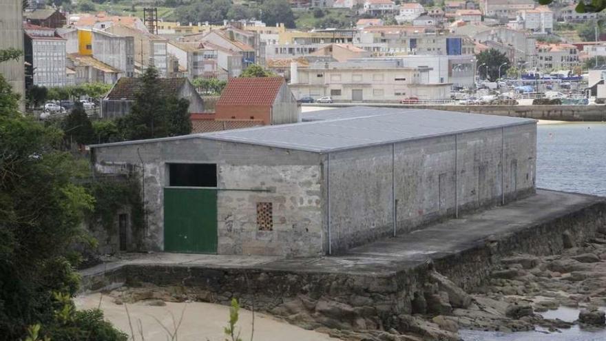 Nave de deportes náuticos de Pescadoira, en Bueu. // Santos Álvarez