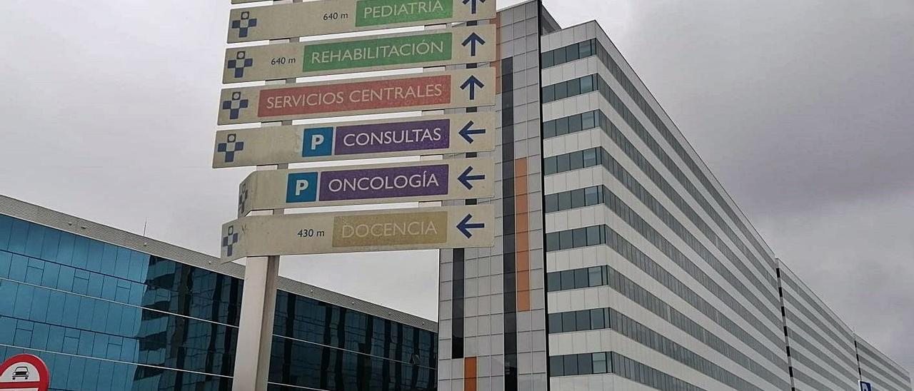 Fachada principal del HUCA con el indicativo del área de Oncología. | E. P.