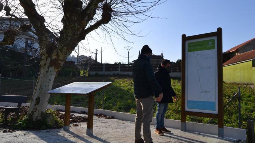 Félix Juncal y Xosé Leal en la zona de A Portela, donde acaba el sendero.