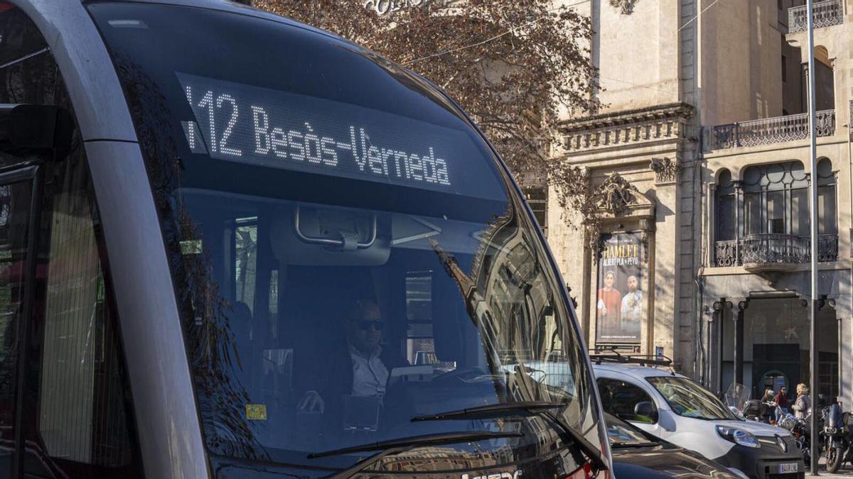 Un autobús H12 circula per la Gran Via, a l’altura del Teatre Coliseum, la setmana passada. | SANDRA ROMÁN