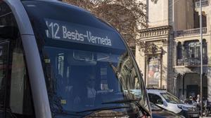 Un autobús H12 circula per la Gran Via, a l’altura del Teatre Coliseum, la setmana passada. | SANDRA ROMÁN