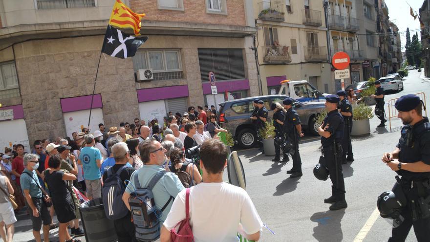 Mossos d'Esquadra davant dels manifestants a la pujada del Castell de Figueres