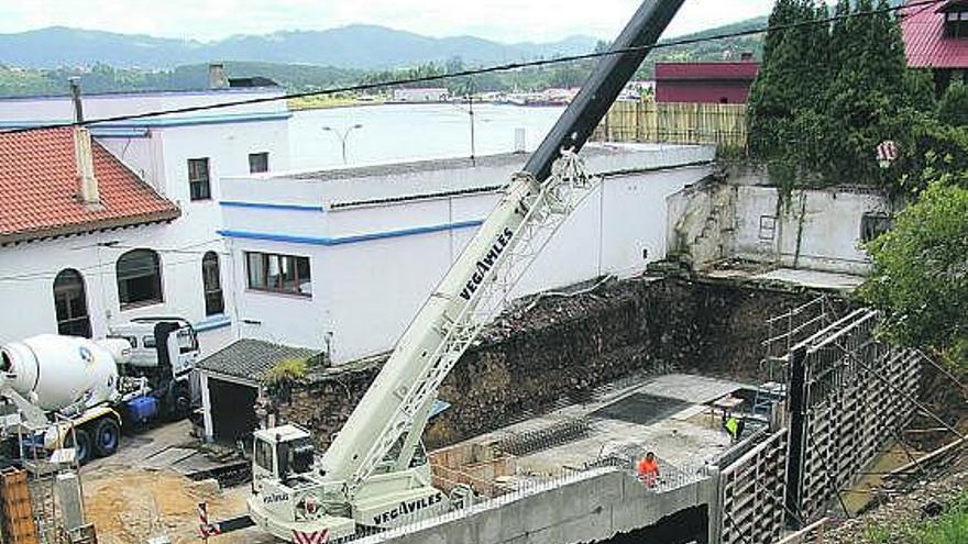 Máquinas, ayer, trabajando en las obras del centro de apoyo diurno.