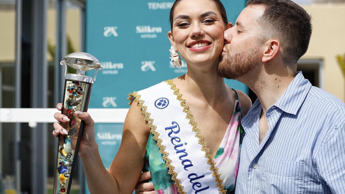 Elizabeth Ledesma Laker, Reina del Carnaval, y su diseñador, Alexis Santana