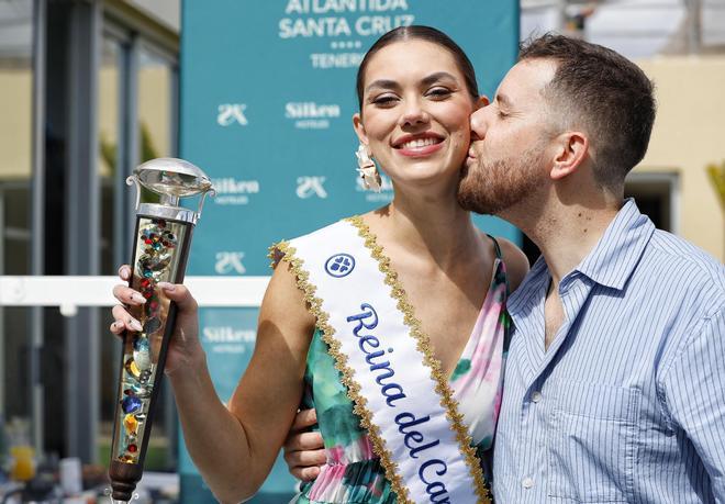 Elizabeth Ledesma Laker, Reina del Carnaval, y su diseñador, Alexis Santana