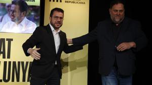 El presidente de la Generalitat y candidato de ERC a la reelección, Pere Aragonès (i), y el presidente de ERC, Oriol Junqueras (d), durante el mitin de ERC en LHospitalet de Llobregat, Barcelona