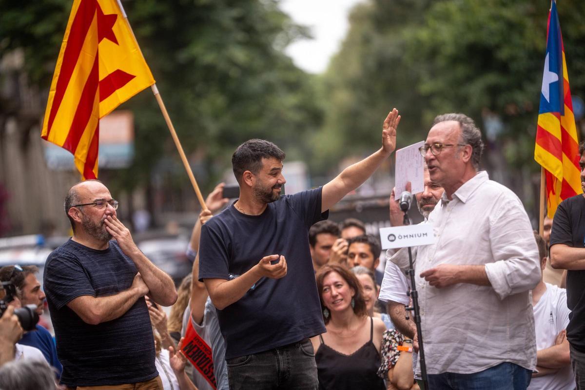 Acto de Omnium Cultural para recibir a Ruben Wagensberg, Oleguer Serra y el resto de personas que se marcharon a Suiza