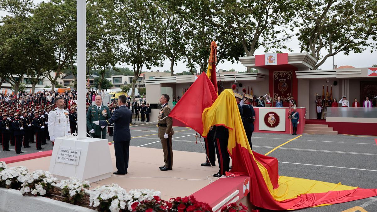 La bandera se cae del mástil en el desfile presidido por el rey