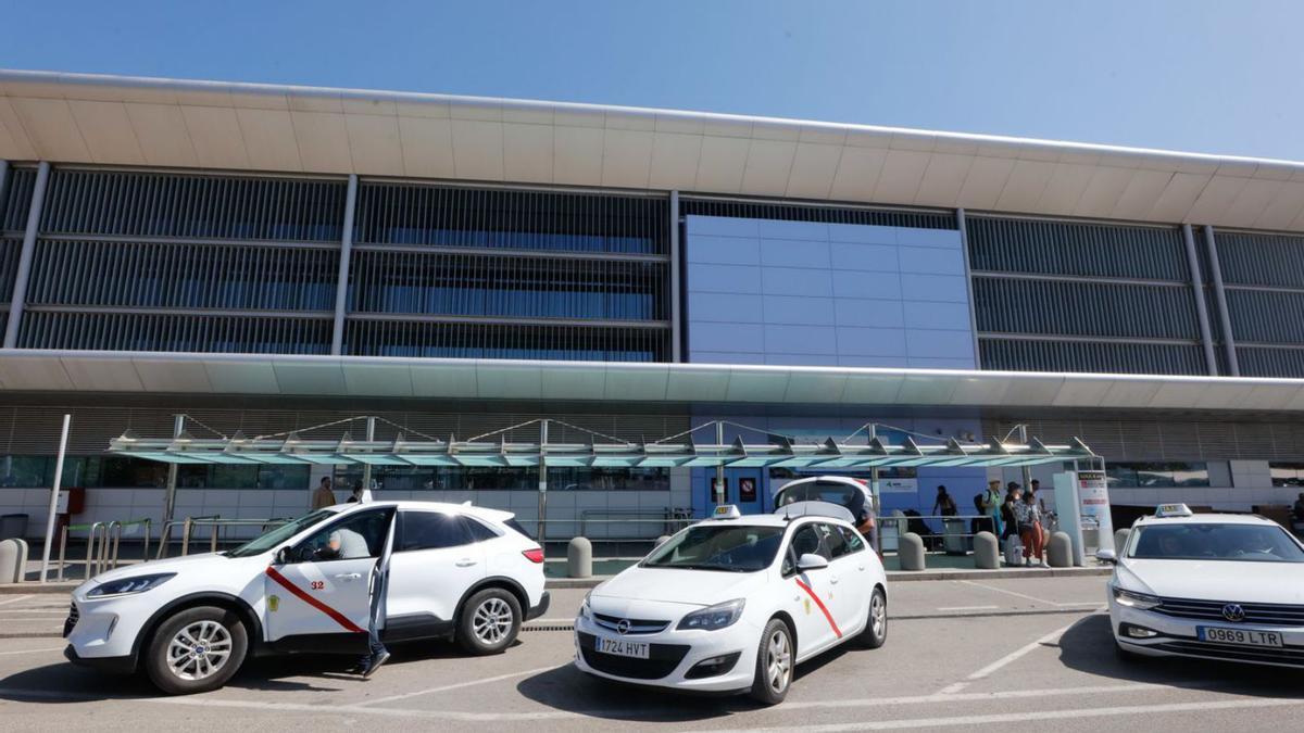 Dos taxis de Santa Eulària tras haber cargado, ayer, en la parada del aeropuerto. | J. A. RIERA