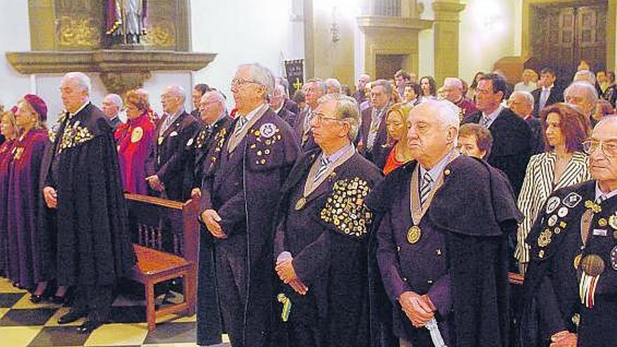 Los cofrades, durante la misa en San Pelayo.