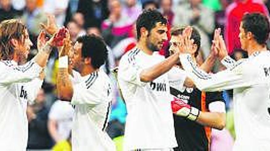 Los  jugadores del Real Madrid  celebran la  victoria  frente a  Osasuna.