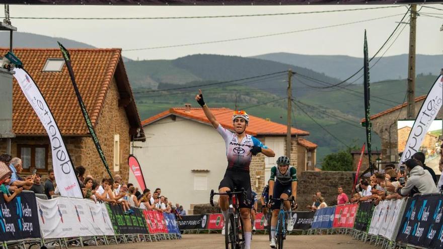 Benjamín Noval es insaciable: el ciclista asturiano gana con autoridad la primera etapa de una de las vueltas junior más prestigiosas