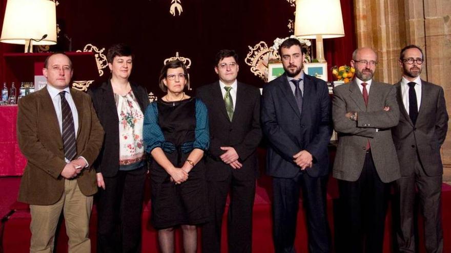 De izquierda a derecha, Abelardo Margolles, Patricia Ruas, Clara González, Miguel Geimonde, Alejandro Fernández, José María Medina y Antonio Blanco, en el acto de entrega de los galardones de la Fundación Alimerka.