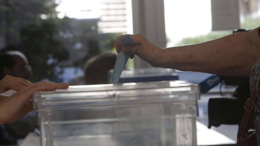 Una puerta bloqueada y cuatro mesas abren con retraso en las municipales valencianas