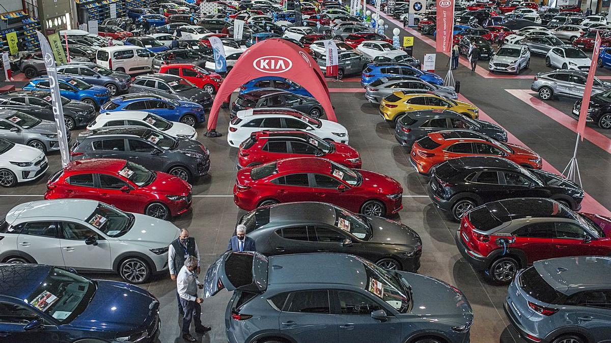 Vehículos expuestos en el salón del automóvil nuevo, que fue el primero de esta doble feria. |   // BRAIS LORENZO