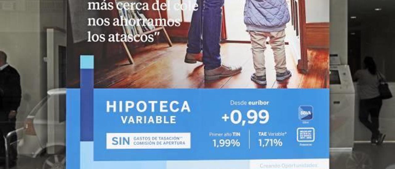 Información sobre hipotecas en una oficina bancaria en València.