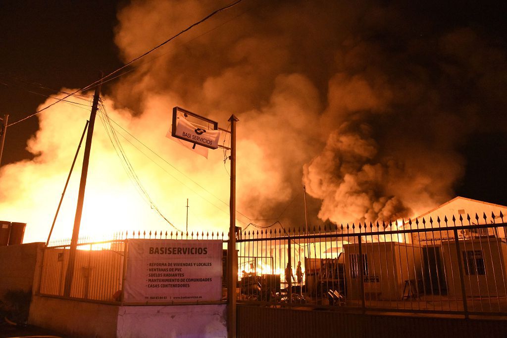 Estas son las imágenes que el aparatoso incendio de Puente Tocinos ha dejado este sábado