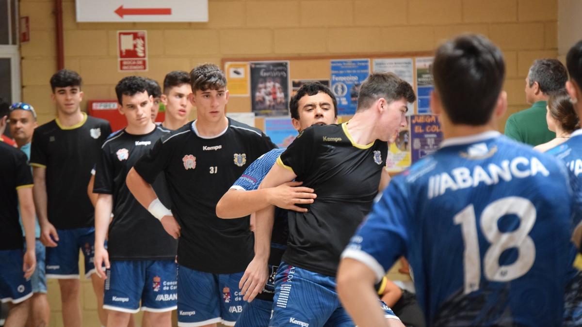 Los jugadores cangueses momentos antes del partido de ayer.