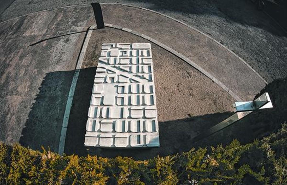 La lápida de Ildefons Cerdà en el cementerio de Montjuïc, que reproduce un pedazo del Eixample barcelonés.