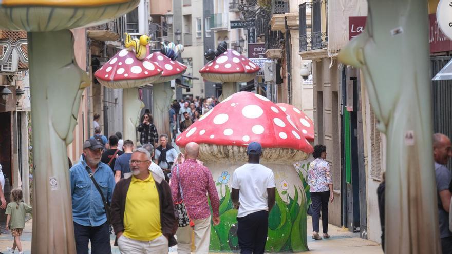 Diez años de unas setas que dieron vida a una calle de Alicante