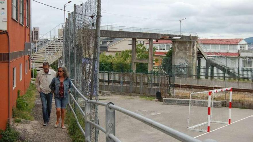 La pasarela sobre las vías del tren en el barrio de Cubillón, en Chapela, que será reformada. // Faro