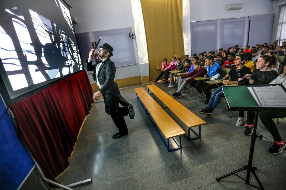 Los estudiantes del Colegio Nuestra Señora del Rosario de Torrevieja conocen la lírica de la mano de Pablo López en un programa que recorre todos los colegios públicos de la ciudad de la mano del Patr