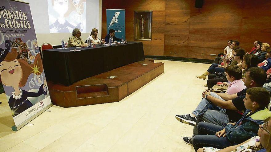 Presentación de uno de los libros de &quot;Ratonchi&quot; en el Ferrera, en Avilés.