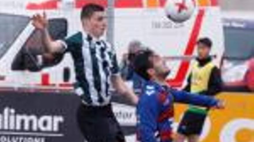 Èric Montes lluita per una pilota en el derbi gironí disputat al Municipal de Llagostera.