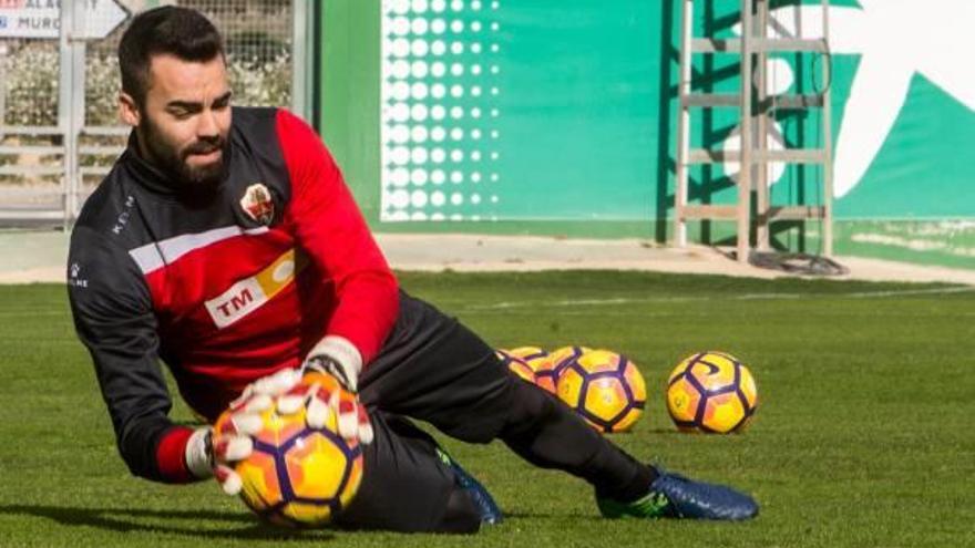 Juan Carlos Martín durante un entrenamiento en el campo anexo al Martínez Valero.