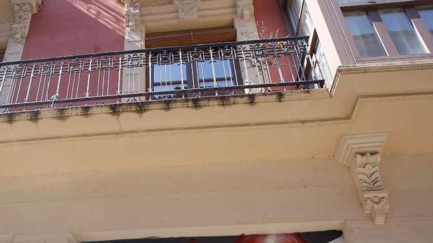 Javier Martín, ante uno de los balcones del festival.