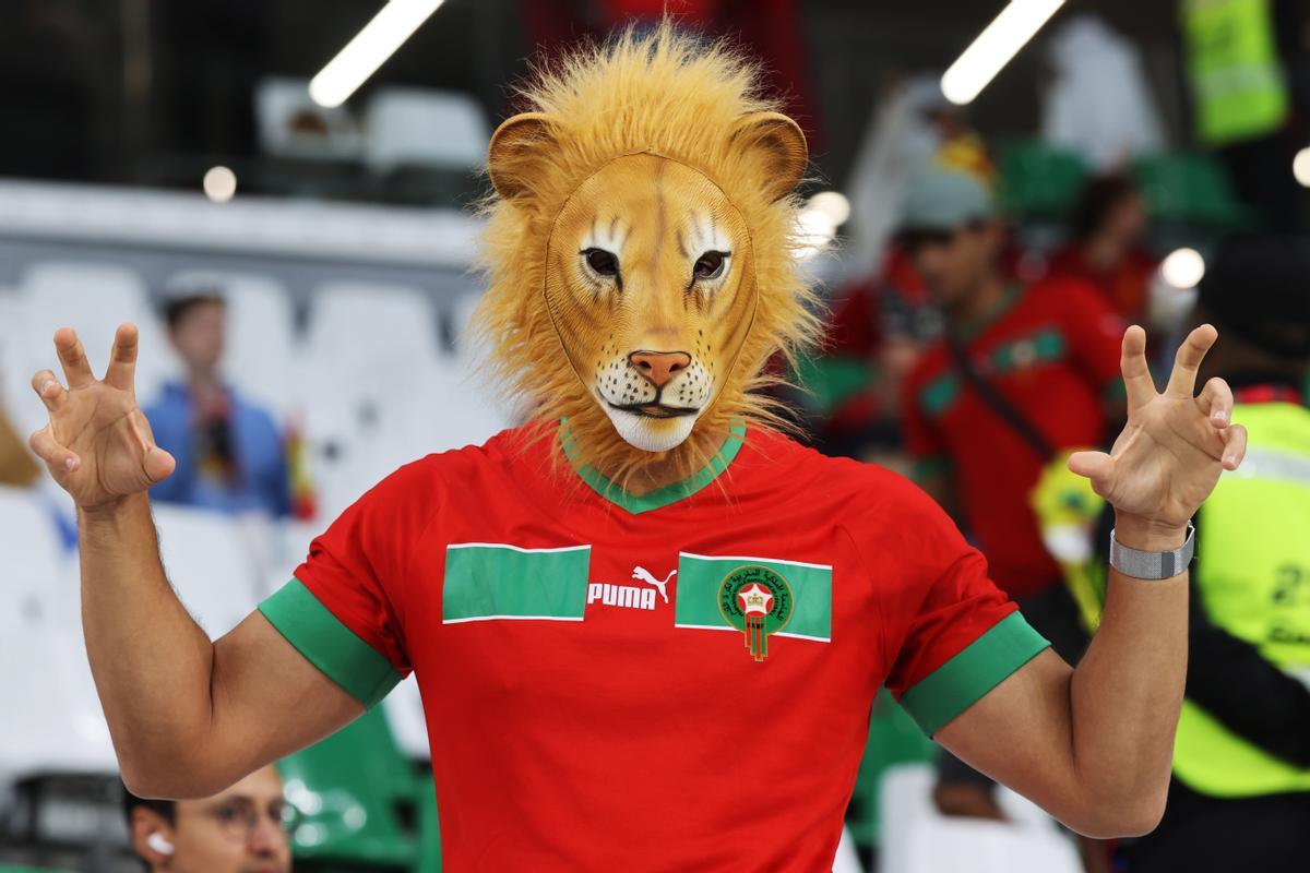 Doha (Qatar), 06/12/2022.- A fan of Morocco wears a lion mask in reference to the nickname of the national team ’the Atlas Lions’ during the FIFA World Cup 2022 round of 16 soccer match between Morocco and Spain at Education City Stadium in Doha, Qatar, 06 December 2022. (Mundial de Fútbol, Marruecos, España, Catar) EFE/EPA/Mohamed Messara